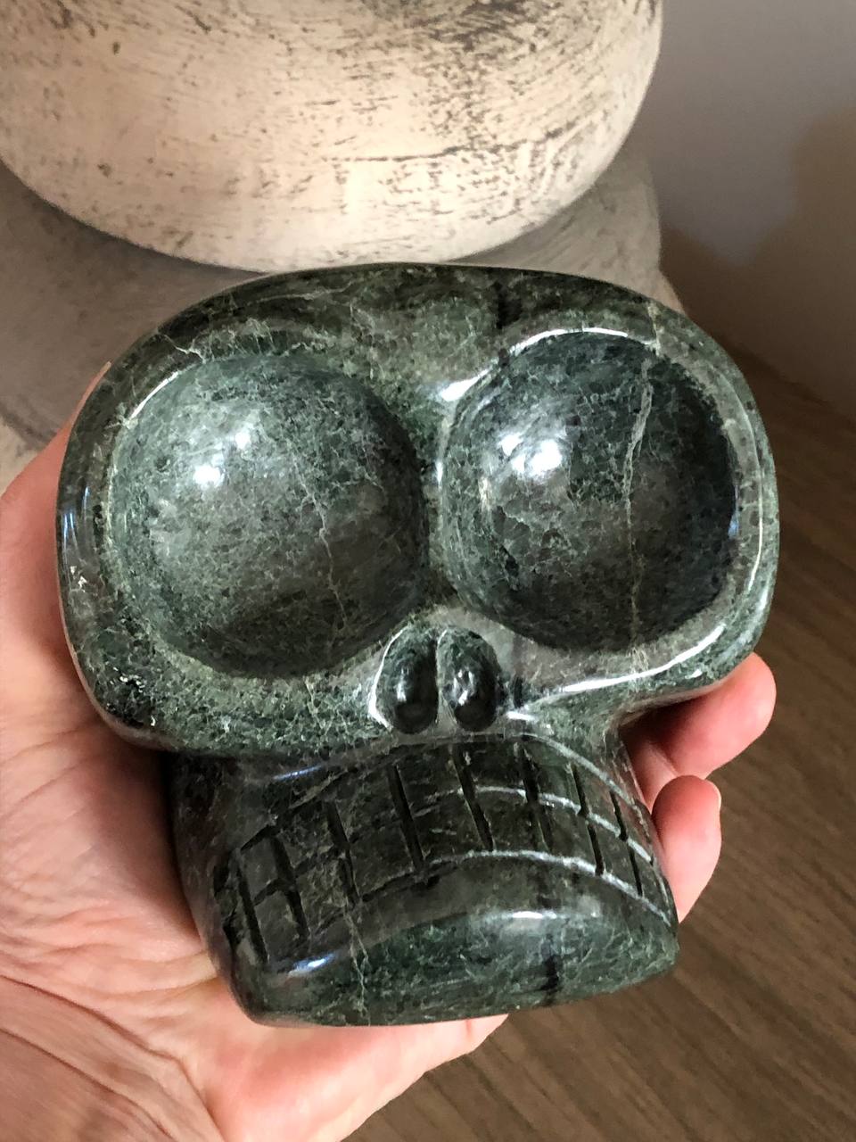 Crâne de cristal mongol en jade vert et noir