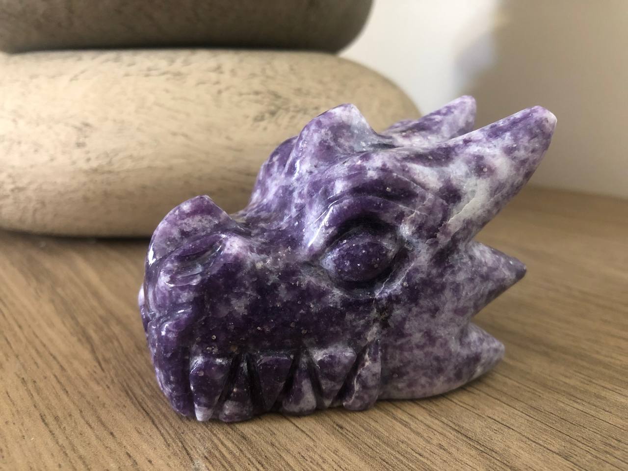 Crâne de dragon cristal en leipidolite