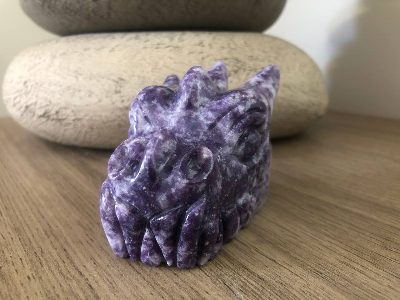 Crâne de dragon cristal en leipidolite