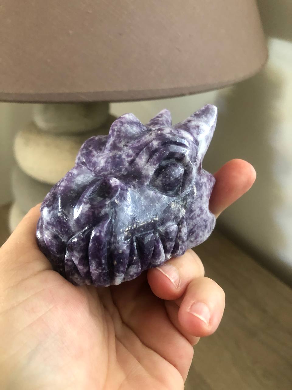 Crâne de dragon cristal en leipidolite