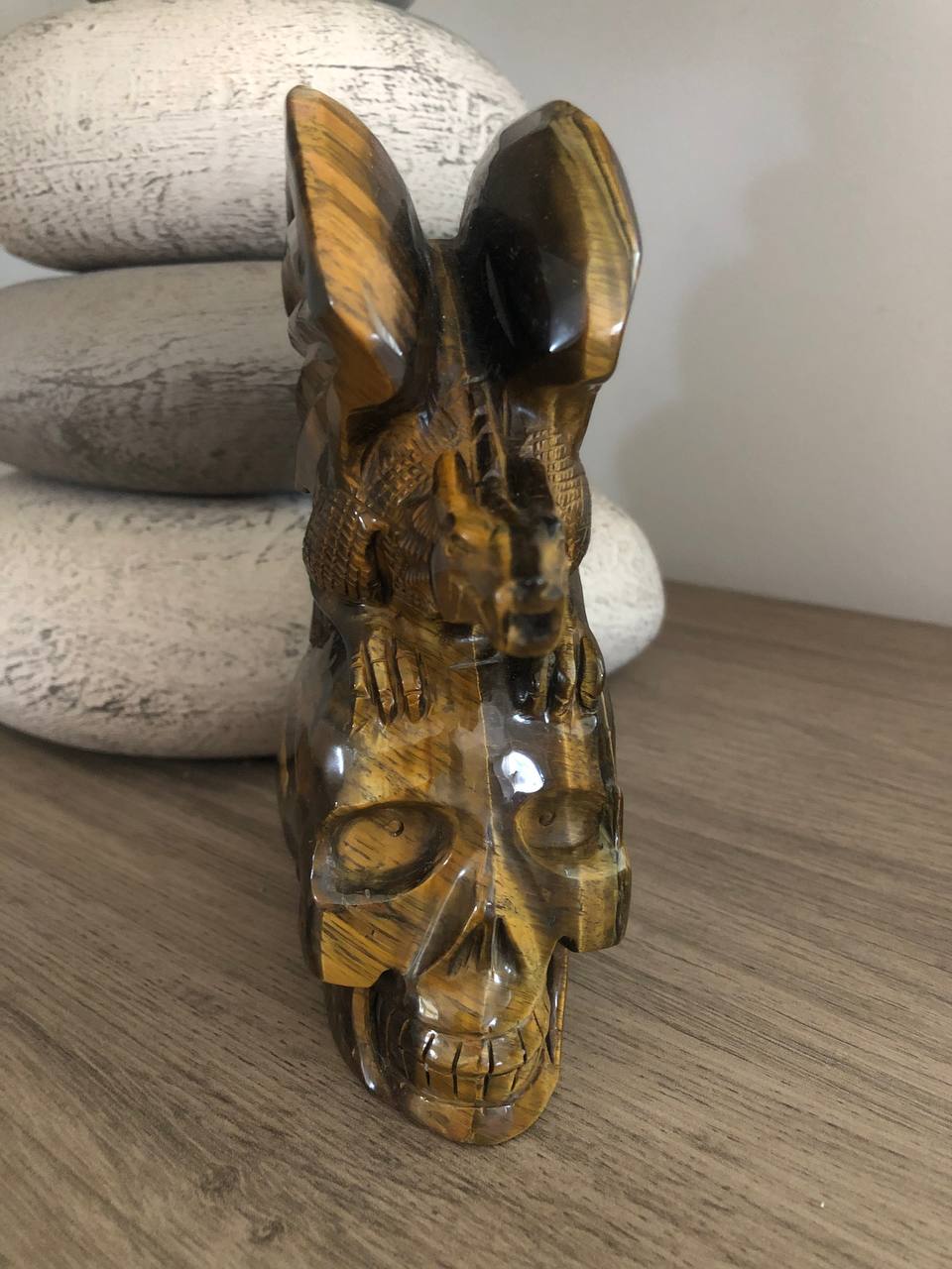 Crâne de cristal avec dragon en œil de tigre