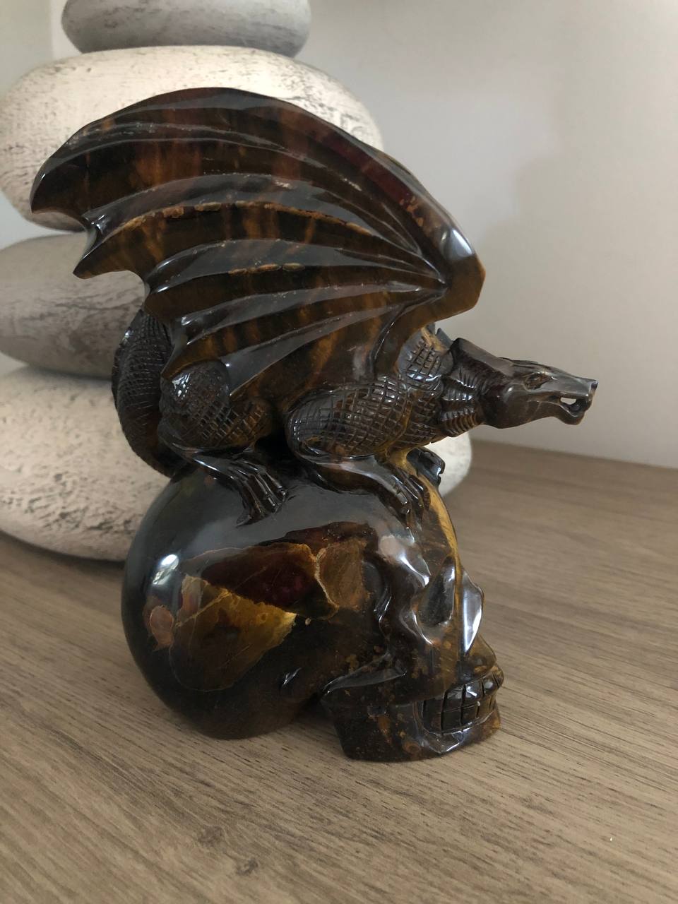 Crâne de cristal avec dragon en œil de tigre