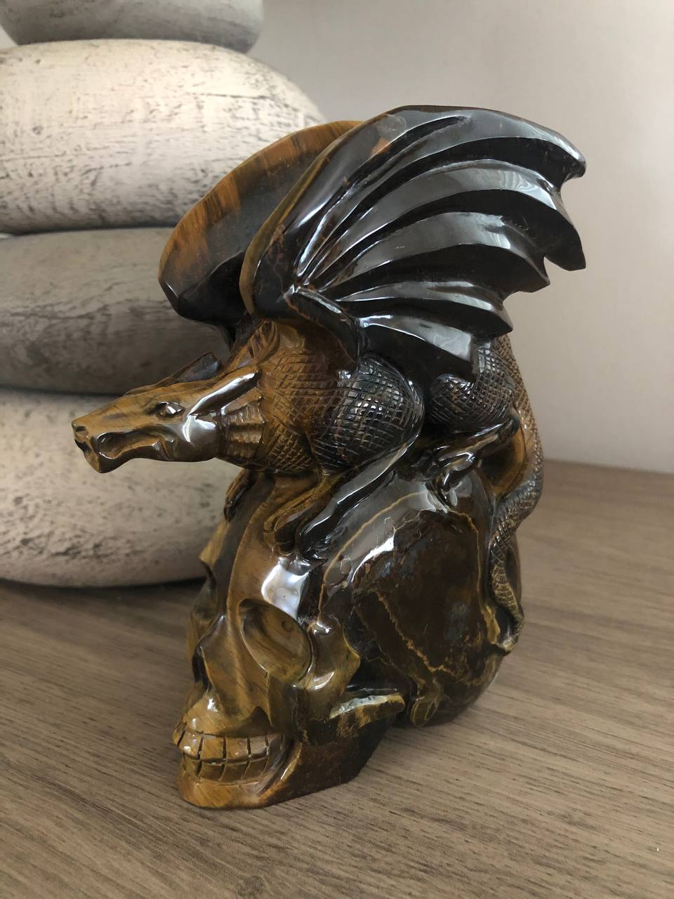 Crâne de cristal avec dragon en œil de tigre