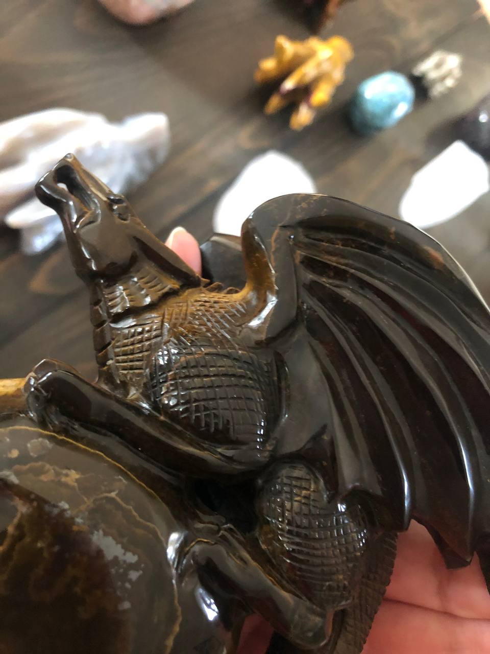 Crâne de cristal avec dragon en œil de tigre