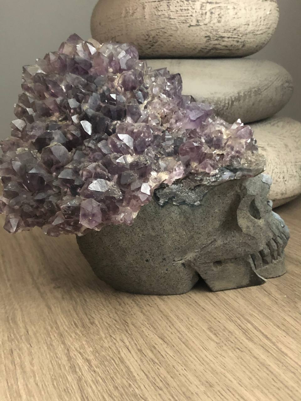 Crâne de cristal en géode d’améthyste