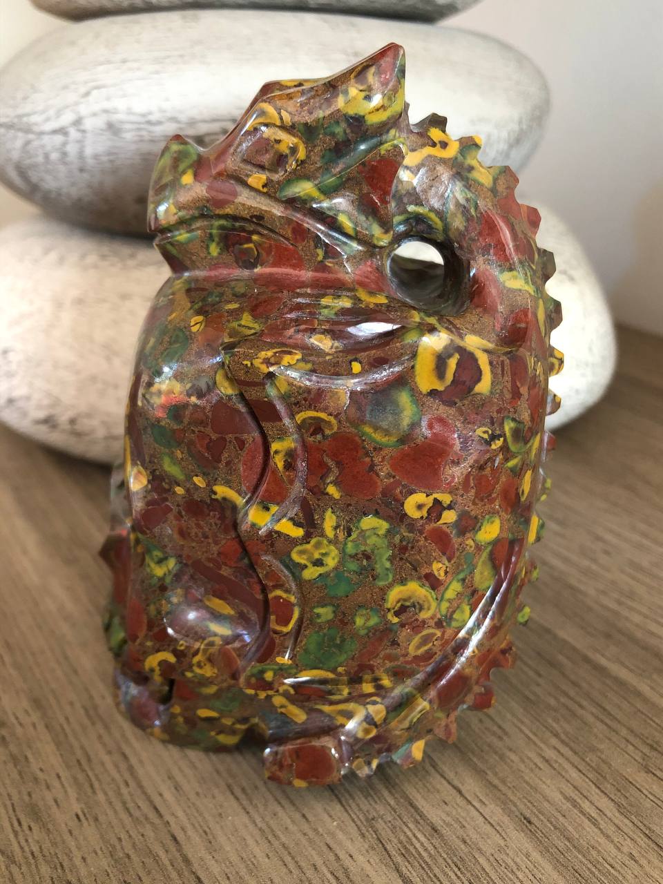Crâne de cristal en jaspe fruit avec son dragon