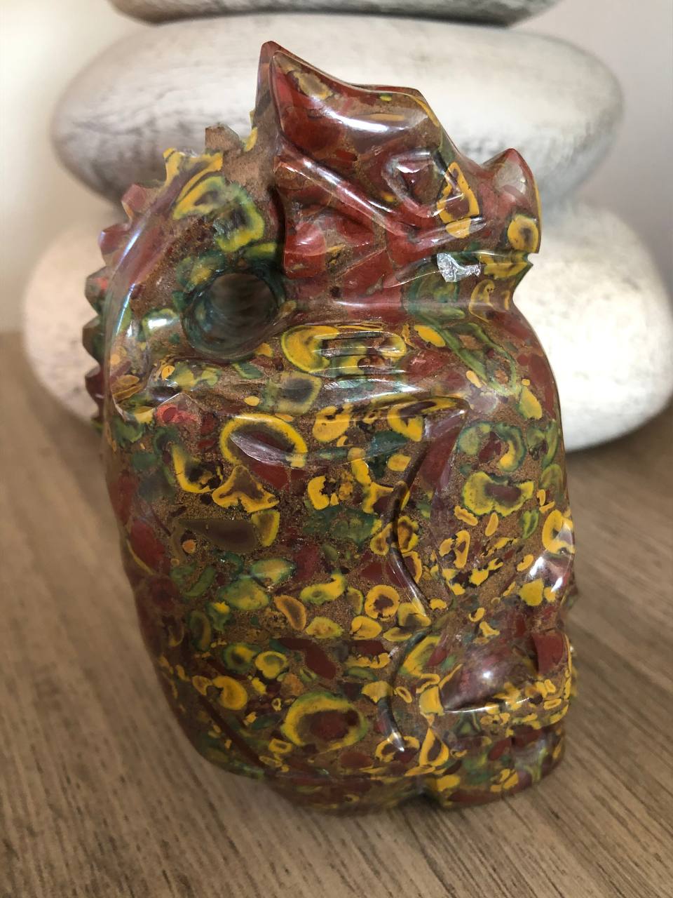 Crâne de cristal en jaspe fruit avec son dragon