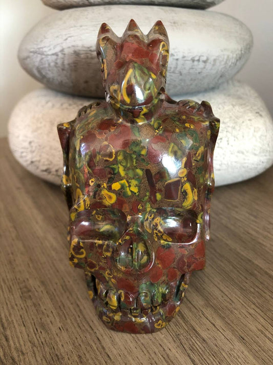 Crâne de cristal en jaspe fruit avec son dragon