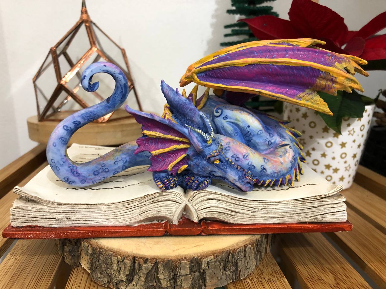 Statue dragon sur livre