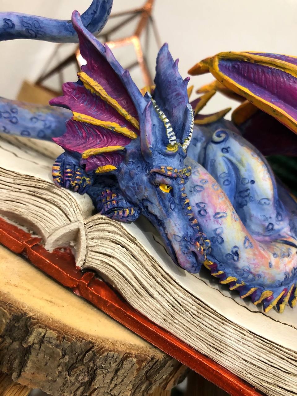 Statue dragon sur livre