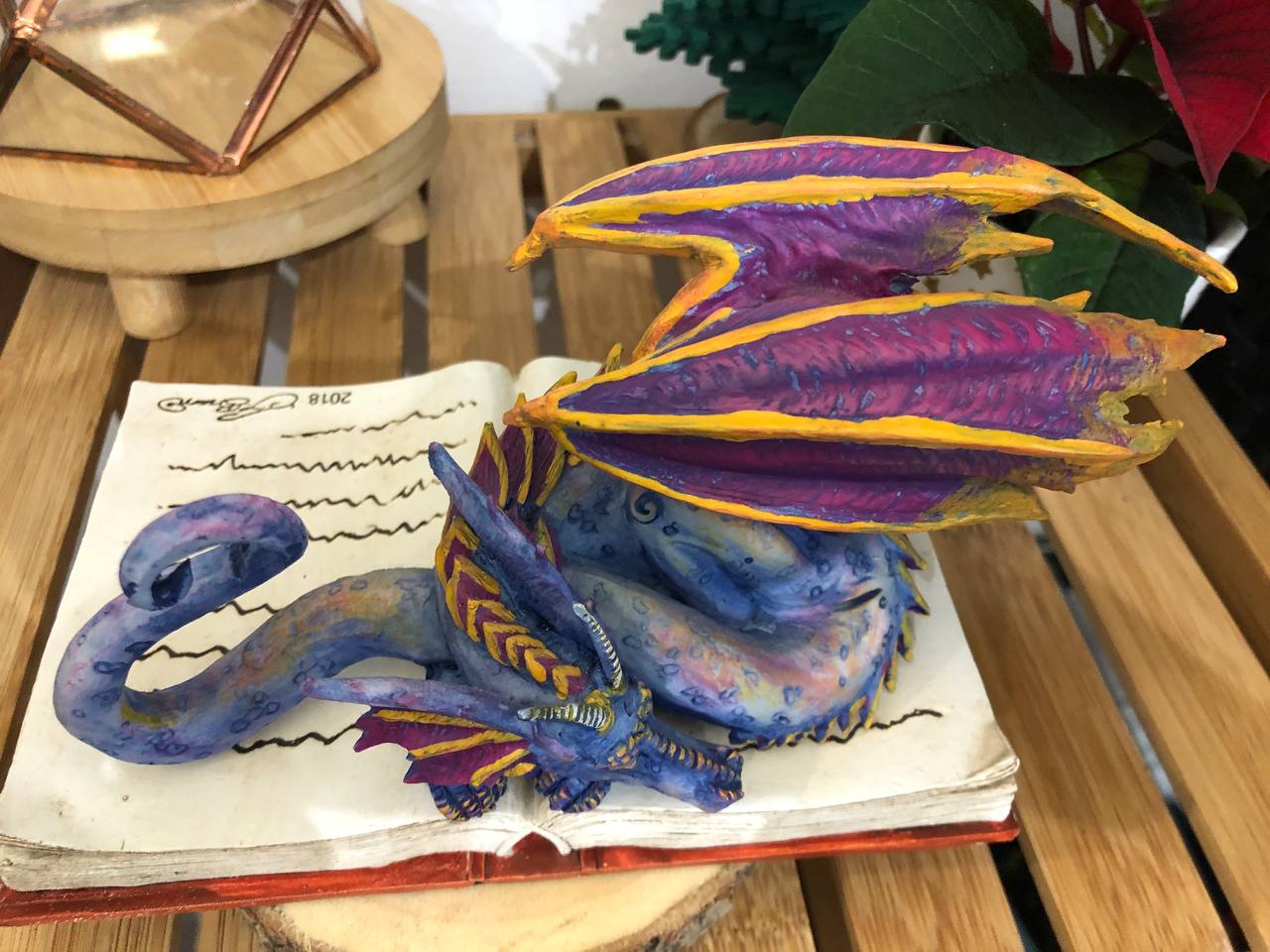 Statue dragon sur livre