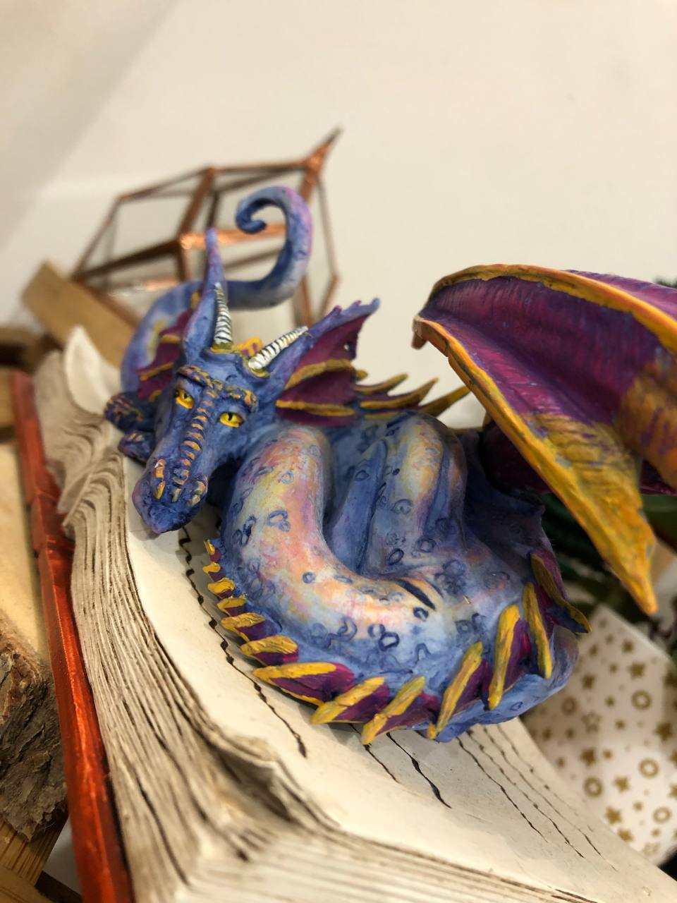 Statue dragon sur livre