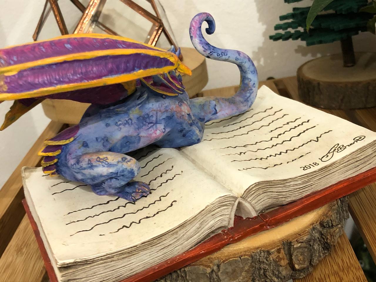 Statue dragon sur livre