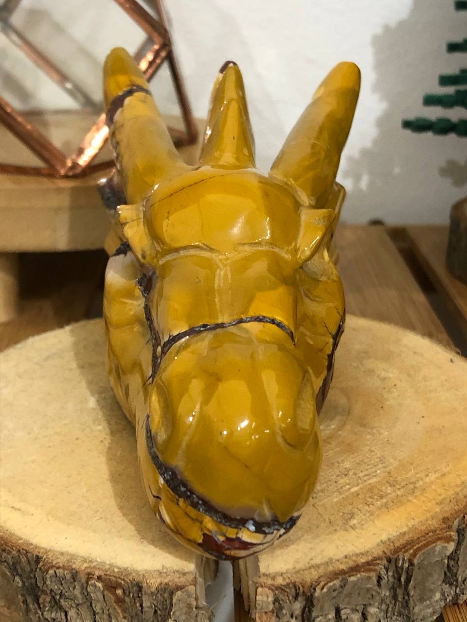 Crâne de dragon en jaspe mokaite