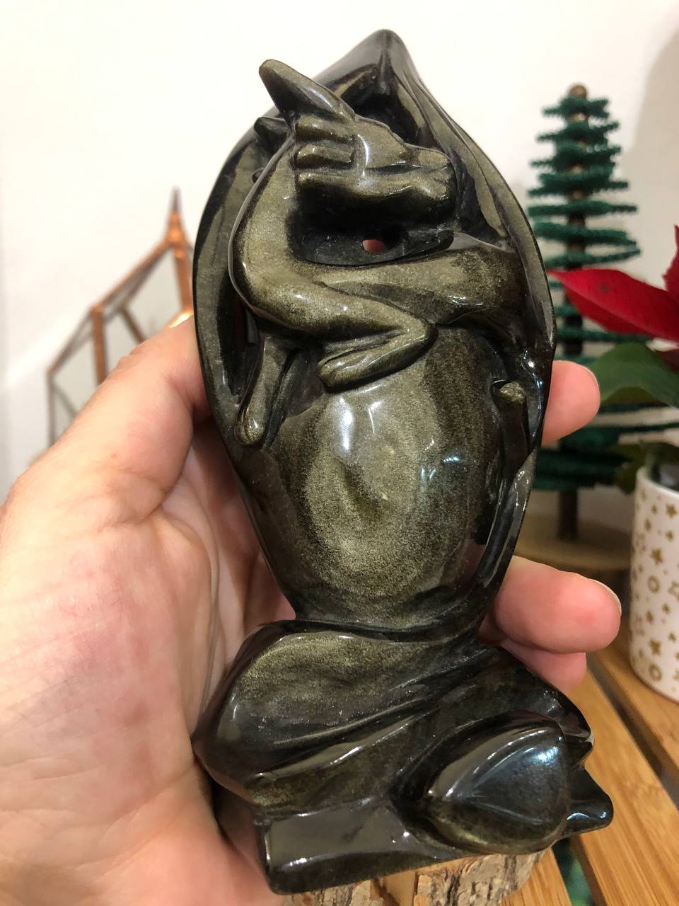 Statue de dragon de cristal sur son oeuf en obsidienne noire