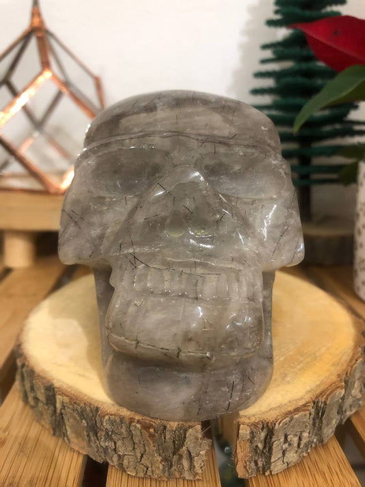 Crâne de cristal de roche avec inclusions de tourmaline