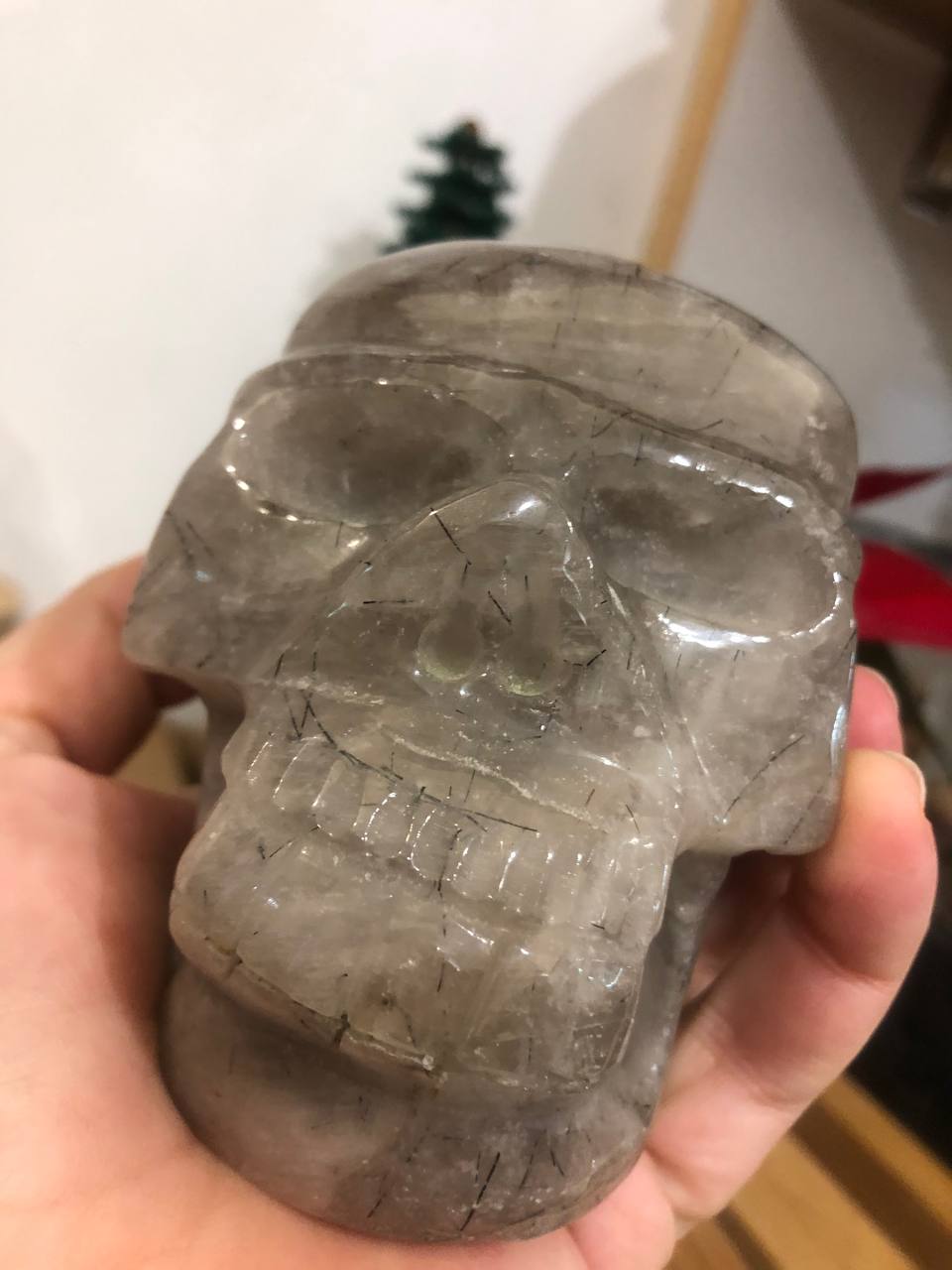 Crâne de cristal de roche avec inclusions de tourmaline