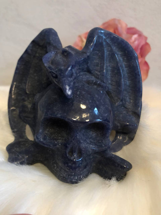 Crâne de cristal avec dragon en aventurine bleue