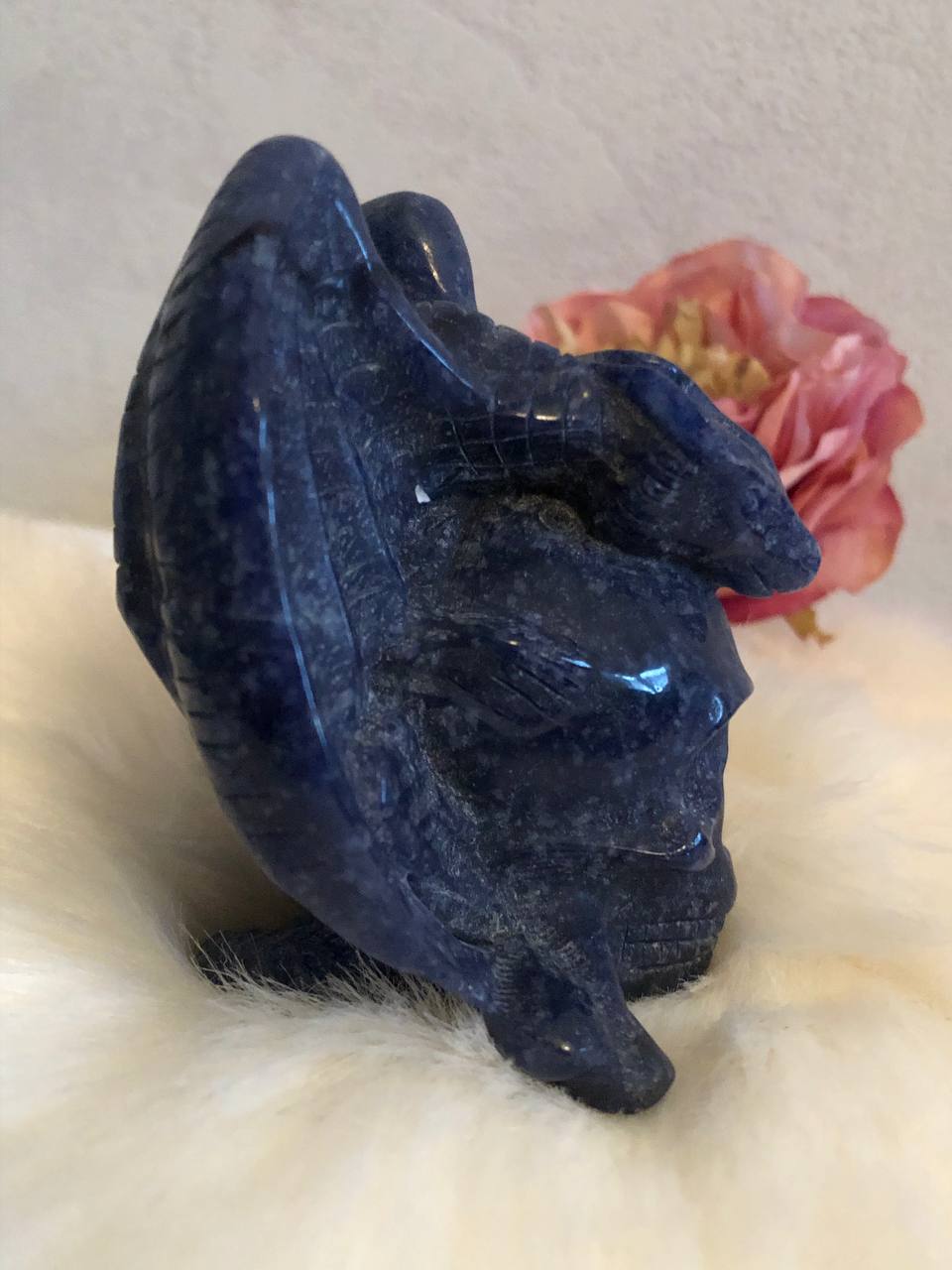 Crâne de cristal avec dragon en aventurine bleue
