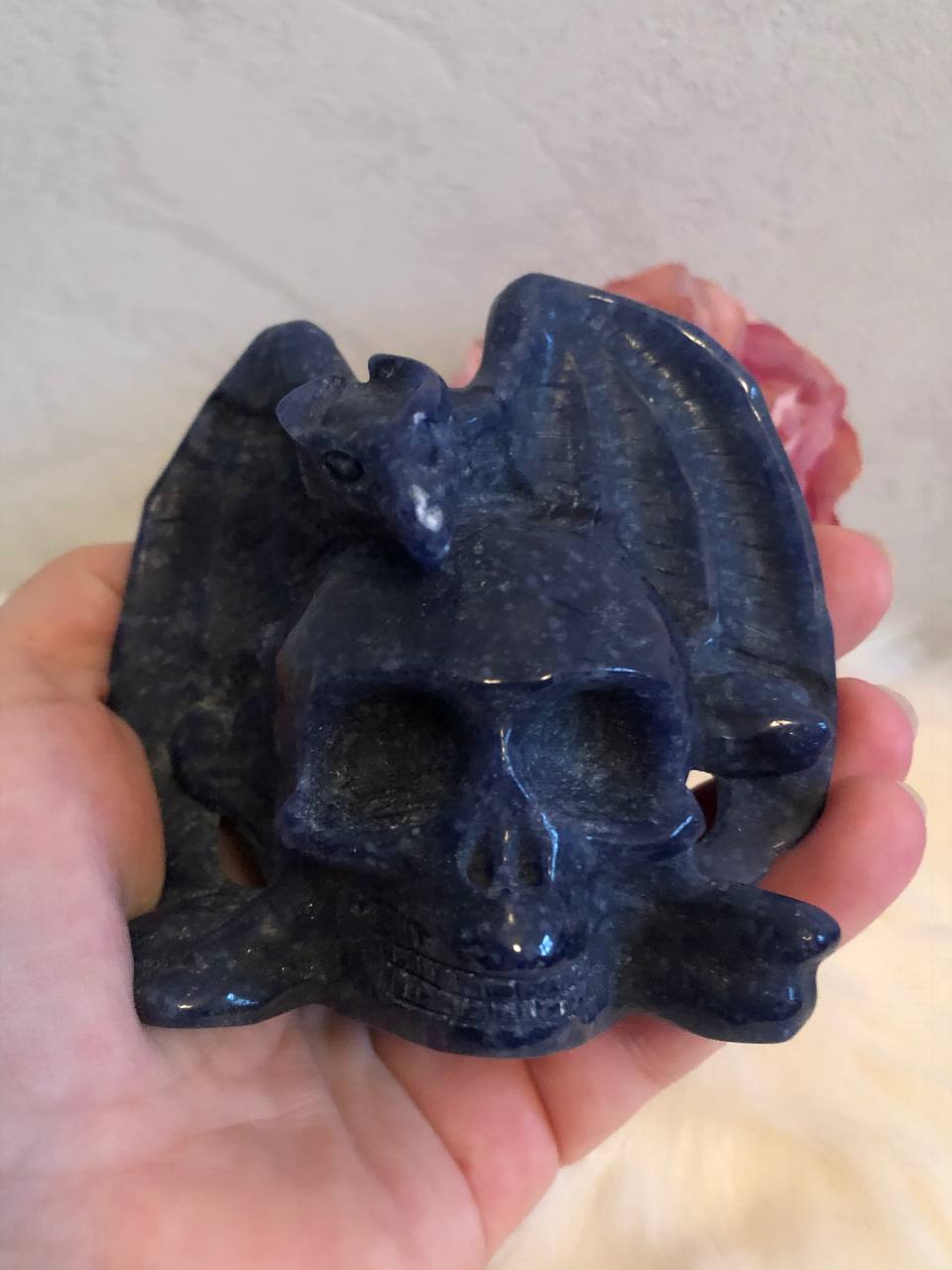 Crâne de cristal avec dragon en aventurine bleue