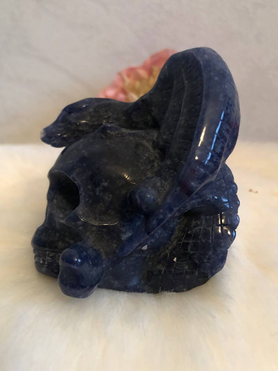 Crâne de cristal avec dragon en aventurine bleue