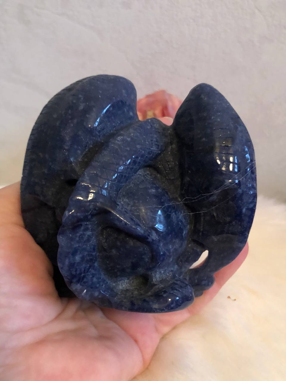 Crâne de cristal avec dragon en aventurine bleue