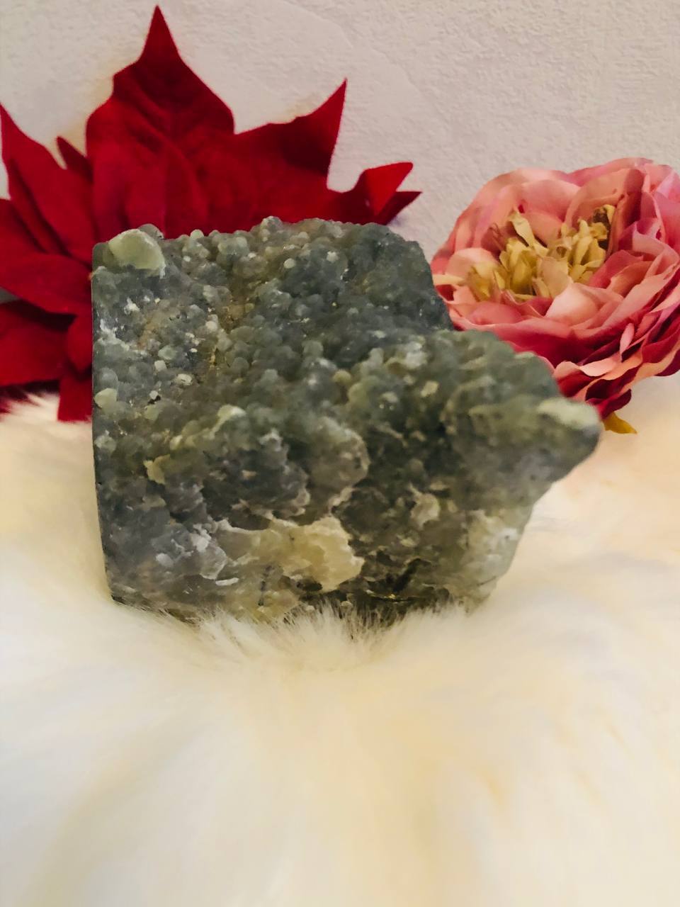 Crâne de cristal en prehnite avec druse