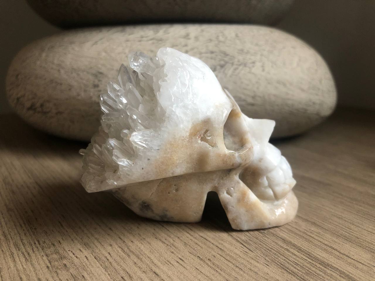 Crâne de cristal en quartz avec druse