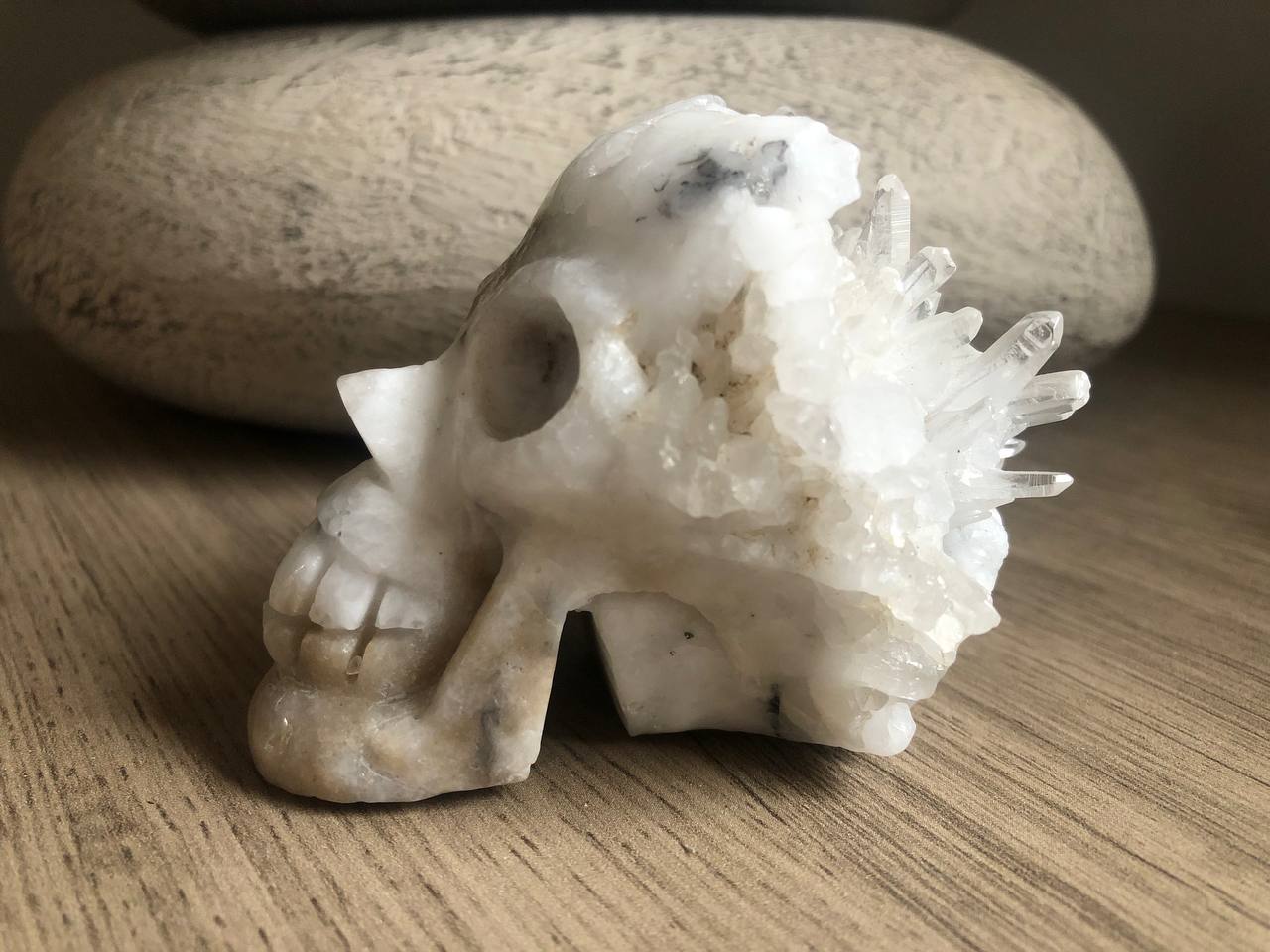 Crâne de cristal en quartz avec druse