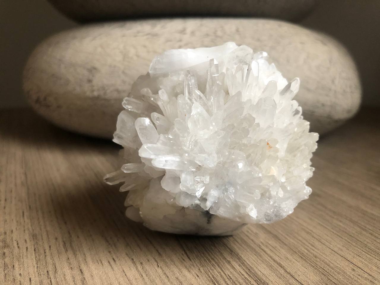 Crâne de cristal en quartz avec druse
