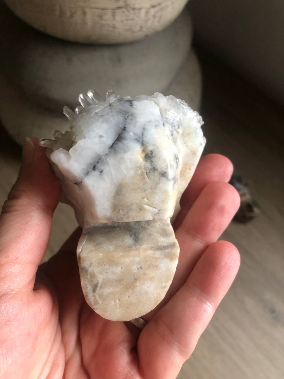 Crâne de cristal en quartz avec druse