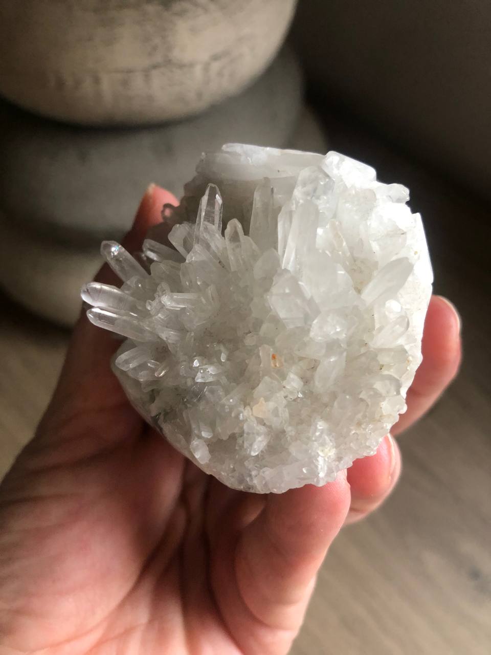 Crâne de cristal en quartz avec druse