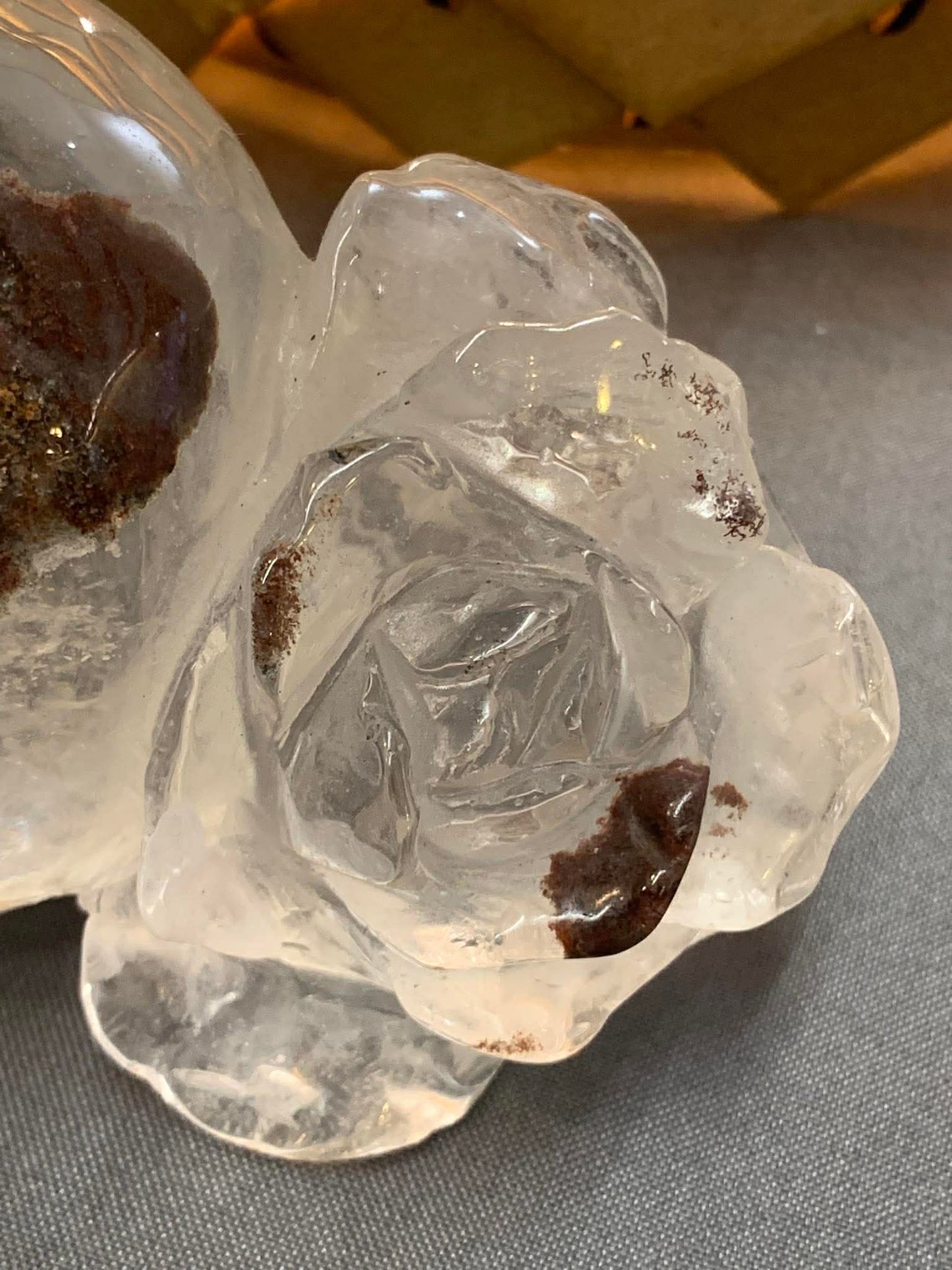 Crâne de cristal et sa rose en lodolite ou quartz chaman