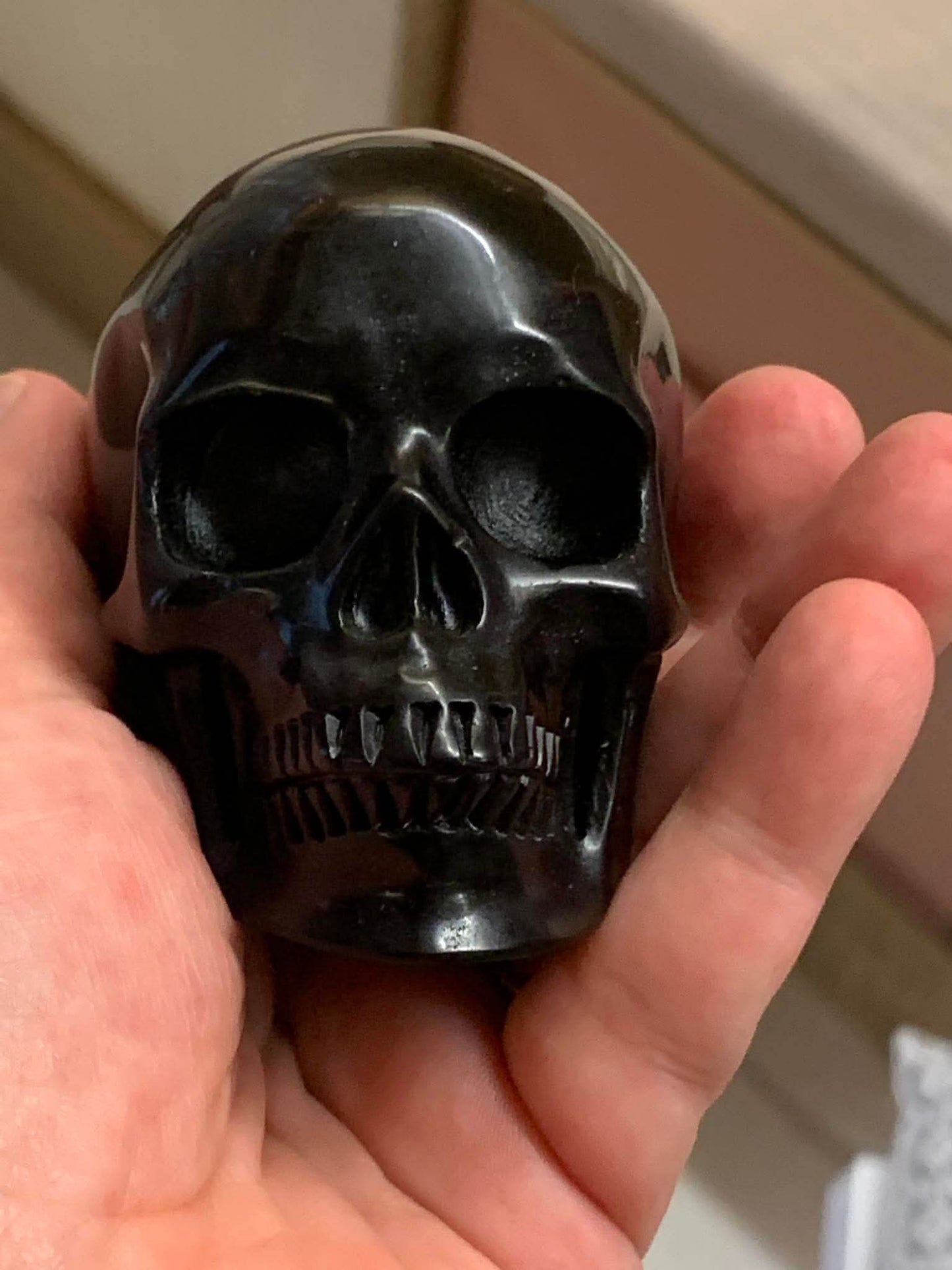 Crâne de cristal en obsidienne noire