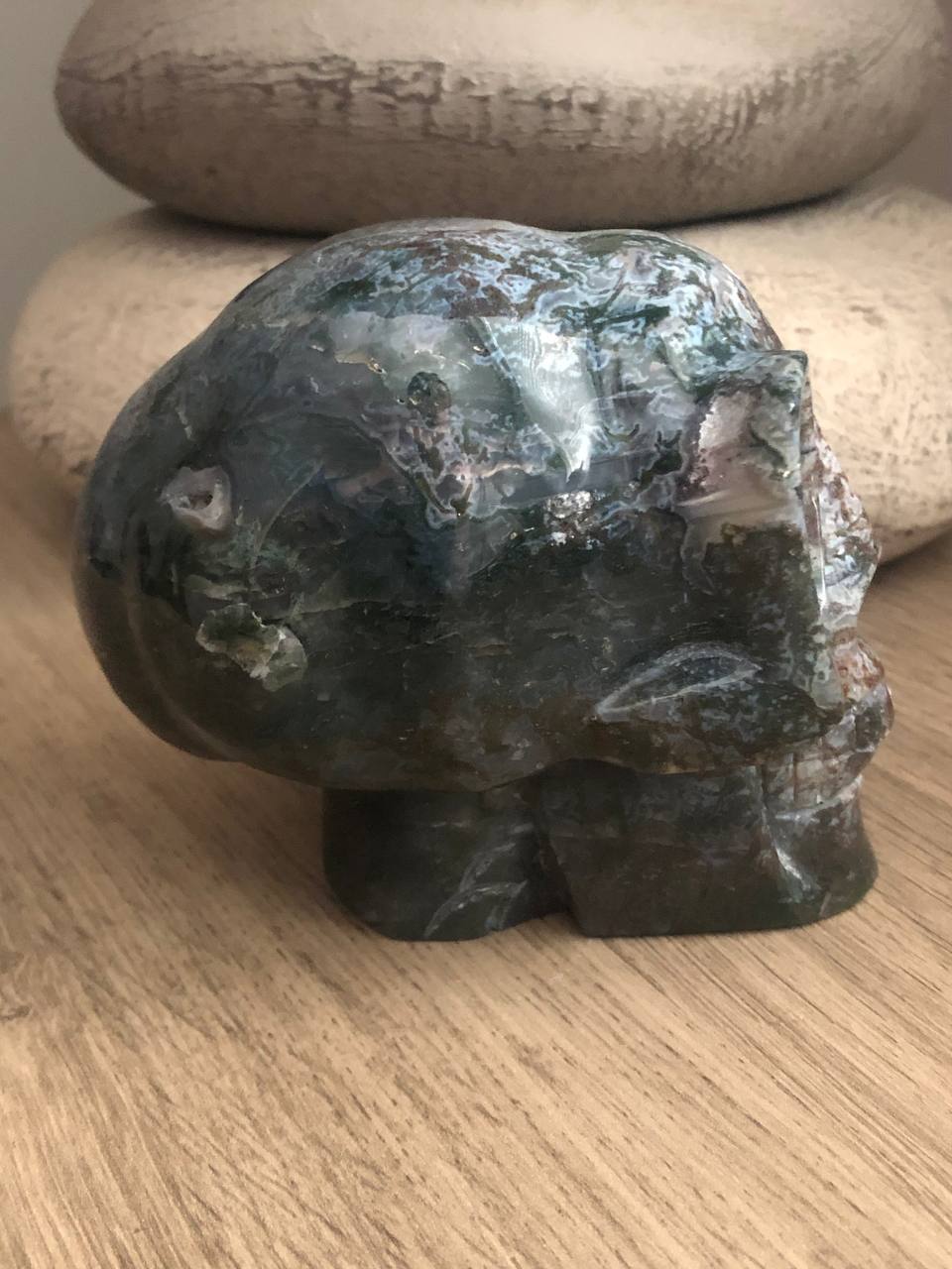 Crâne de cristal en agate mousse