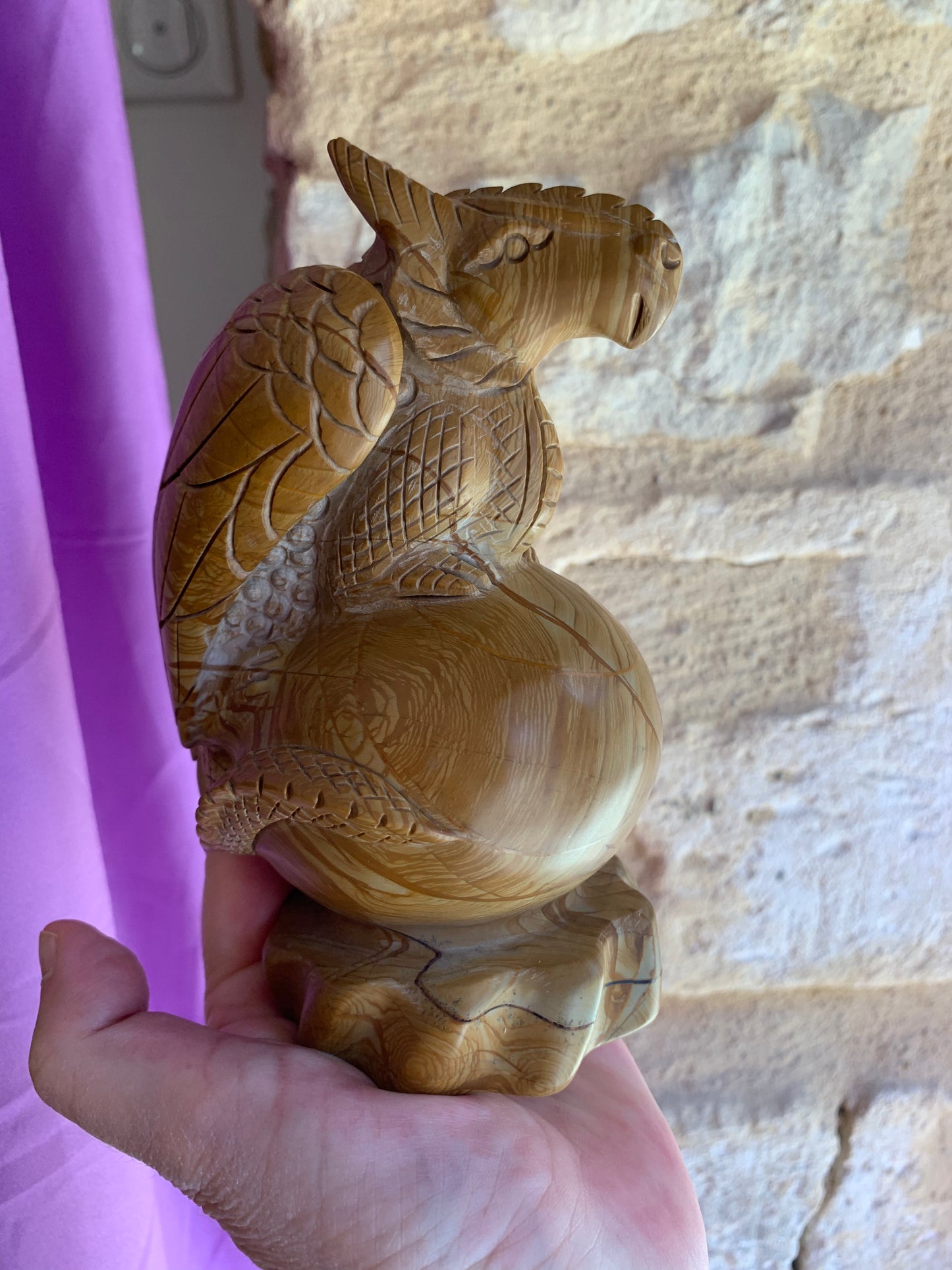 Dragon en bois fossilisé