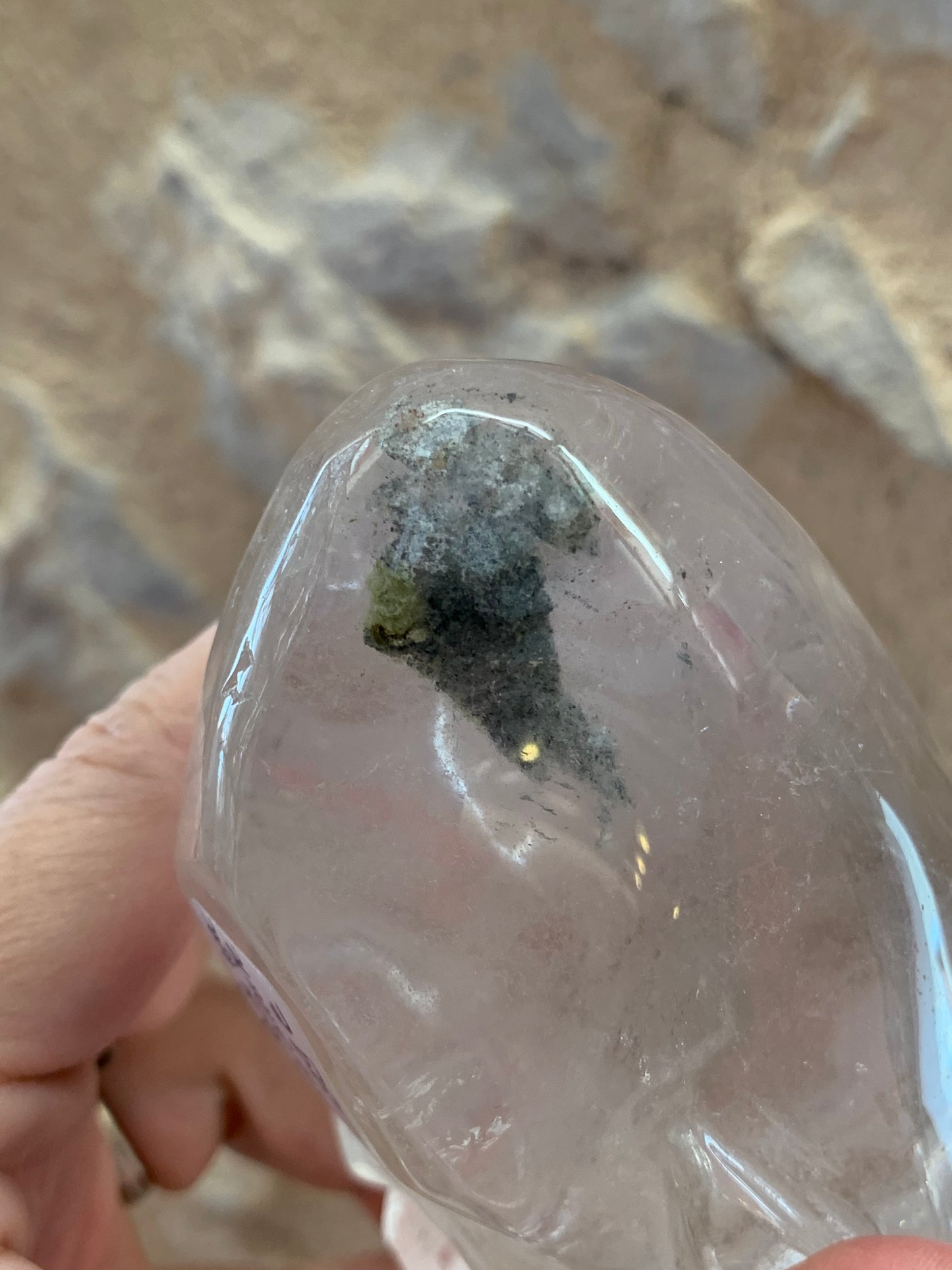 Crâne voyageur en cristal et inclusions de chlorite