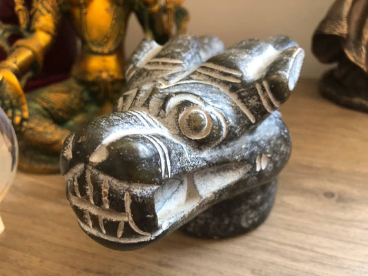 Crâne de dragon d’inspiration Hongshan en jade