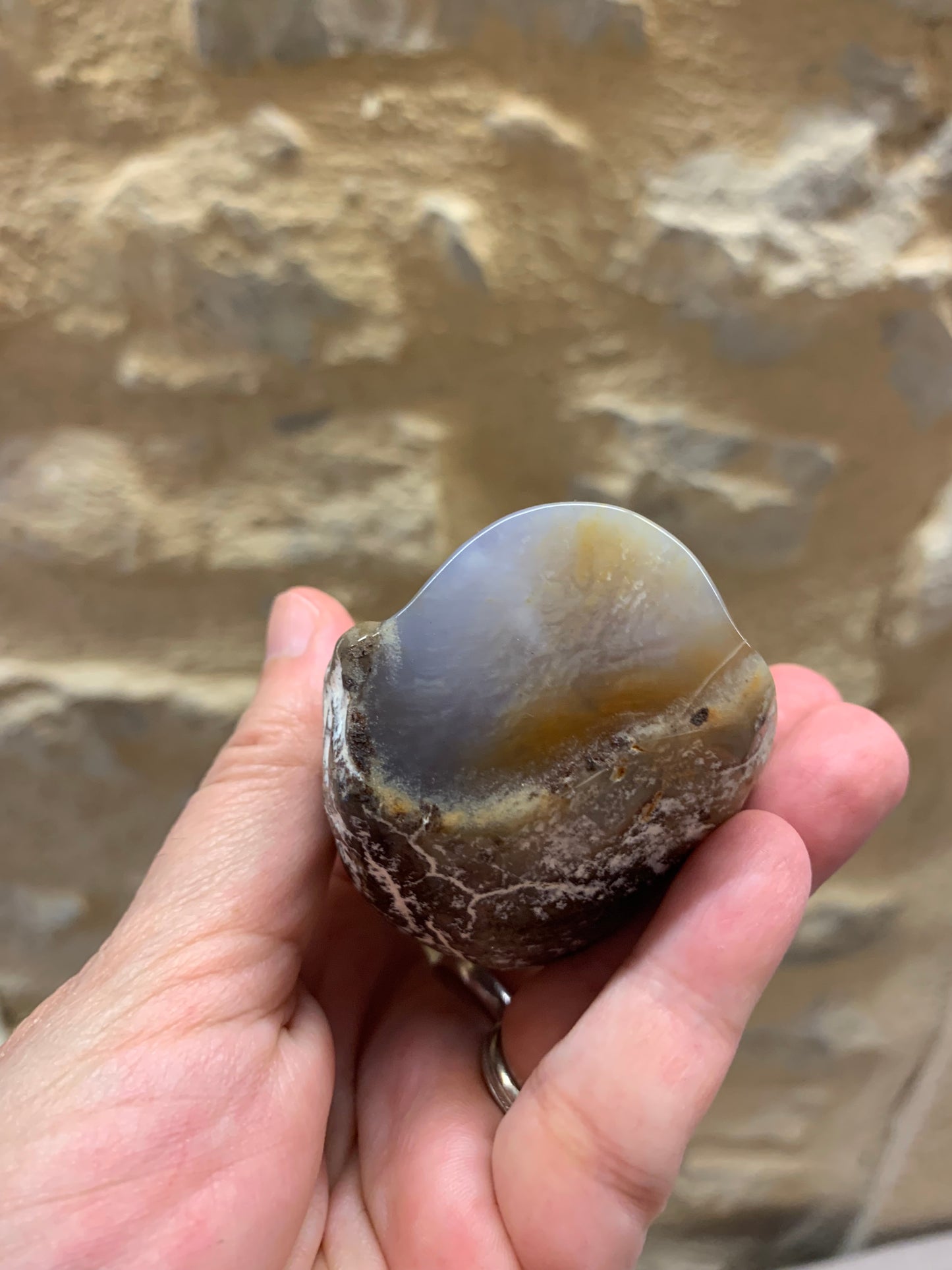 Duo crâne en calcédoine bleue et sorcière en terre cuite