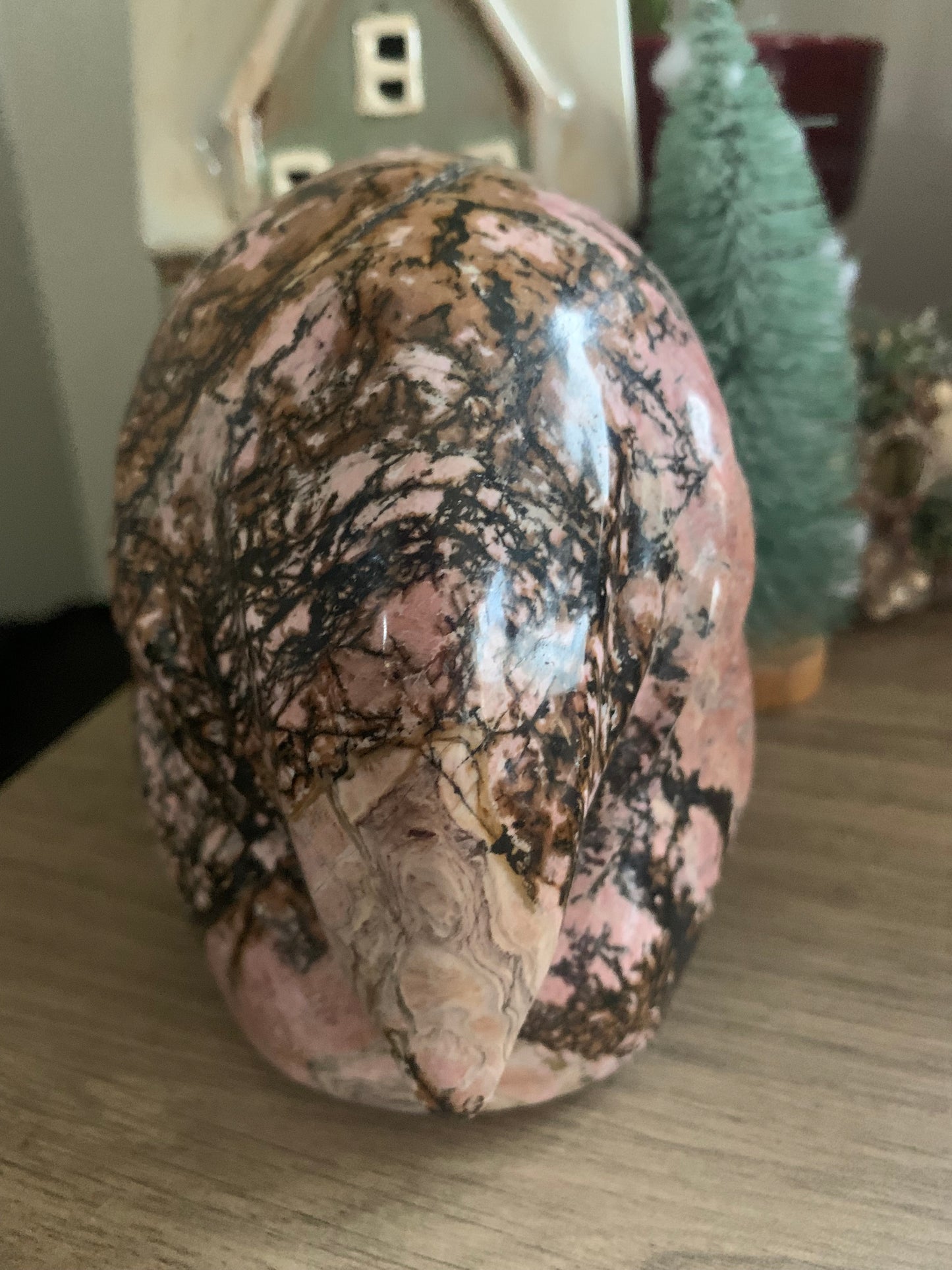 Crâne de cristal stellaire en rhodonite et jaspe rouge