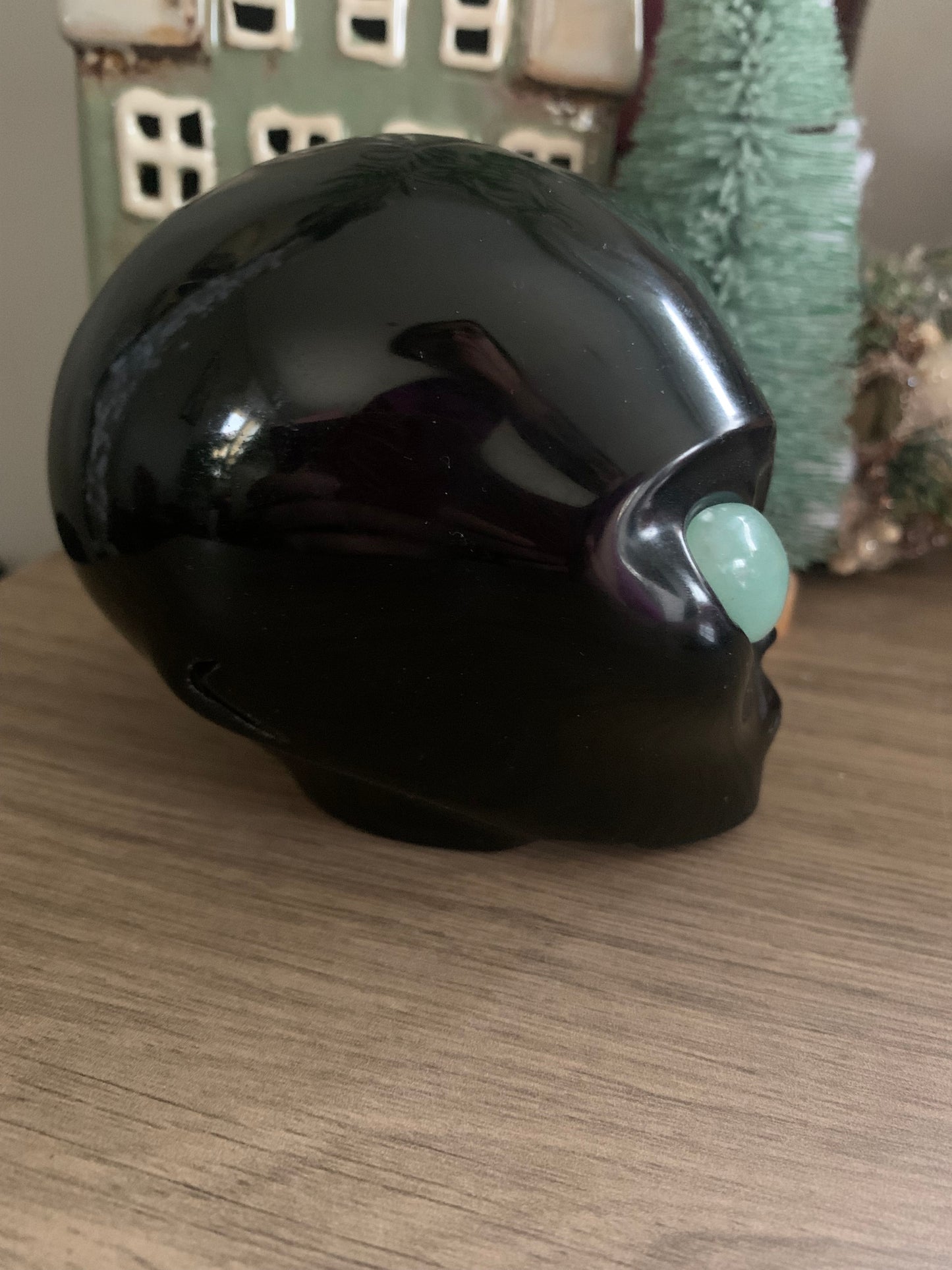 Crâne de cristal stellaire en obsidienne noire et aventurine verte