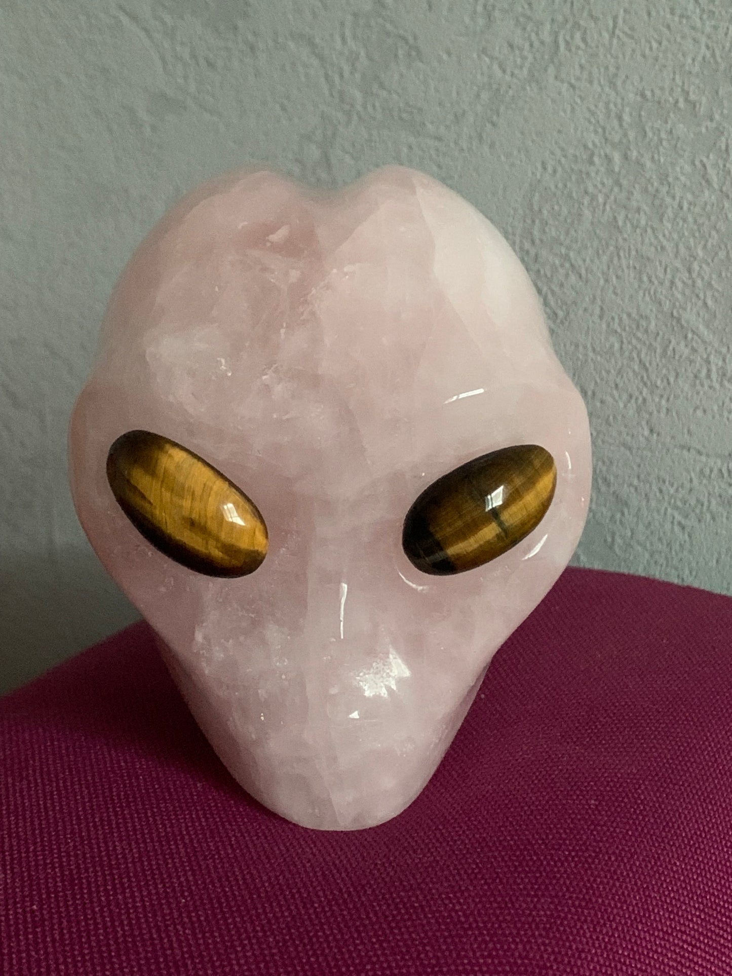 Crâne de cristal stellaire en quartz rose et oeil de tigre