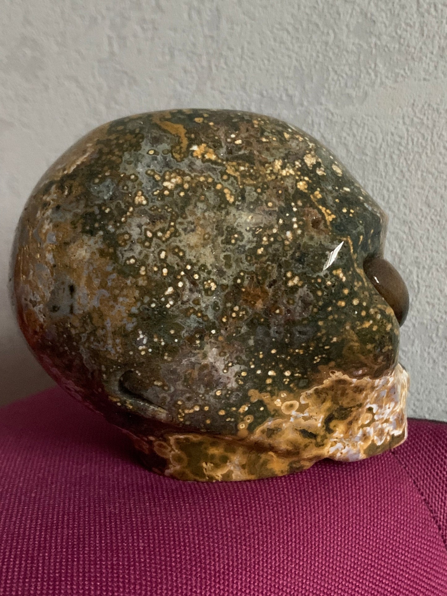 Crâne de cristal stellaire en jaspe océan et yeux d’agate