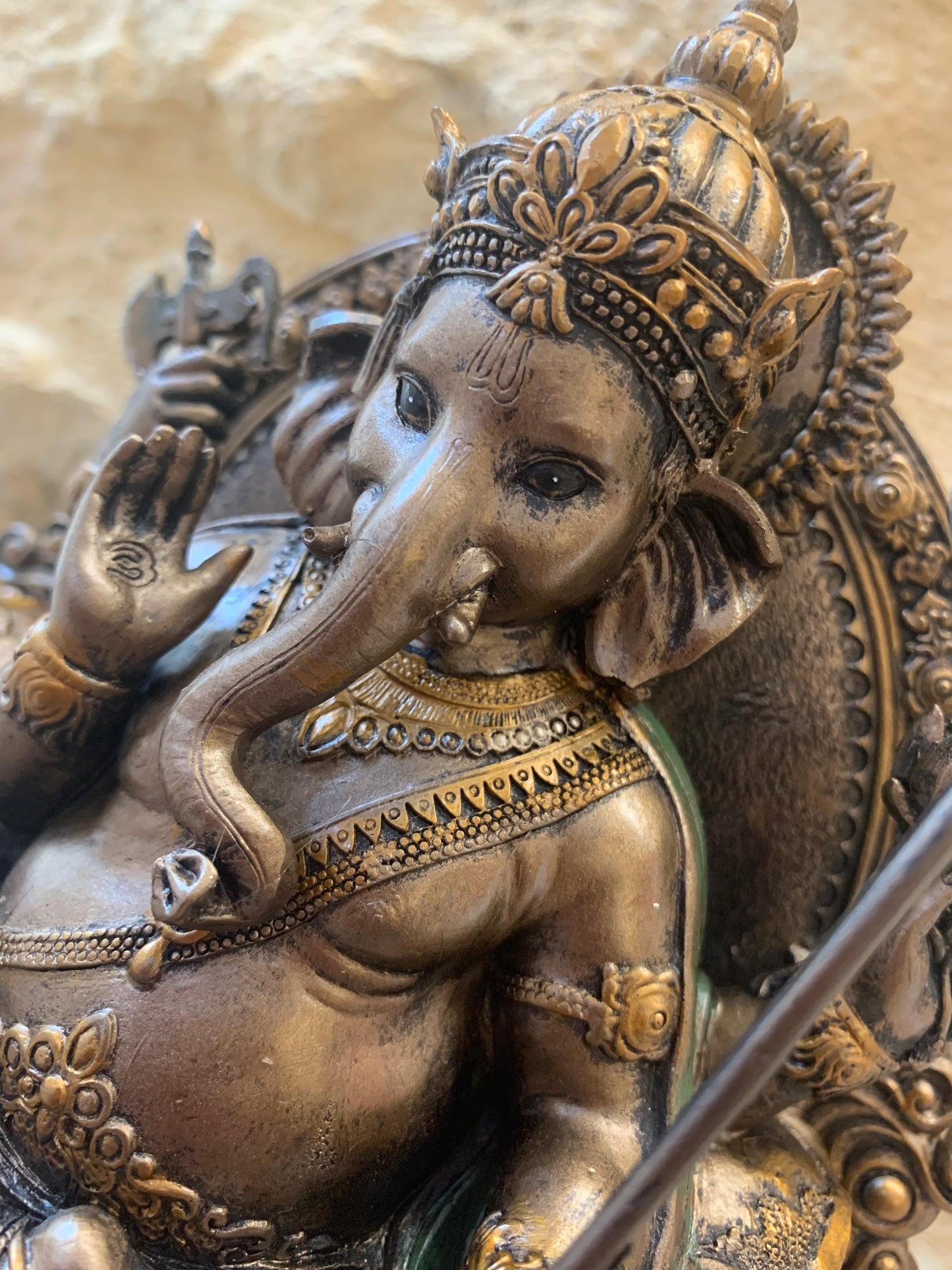 Statue de Ganesh sur trône