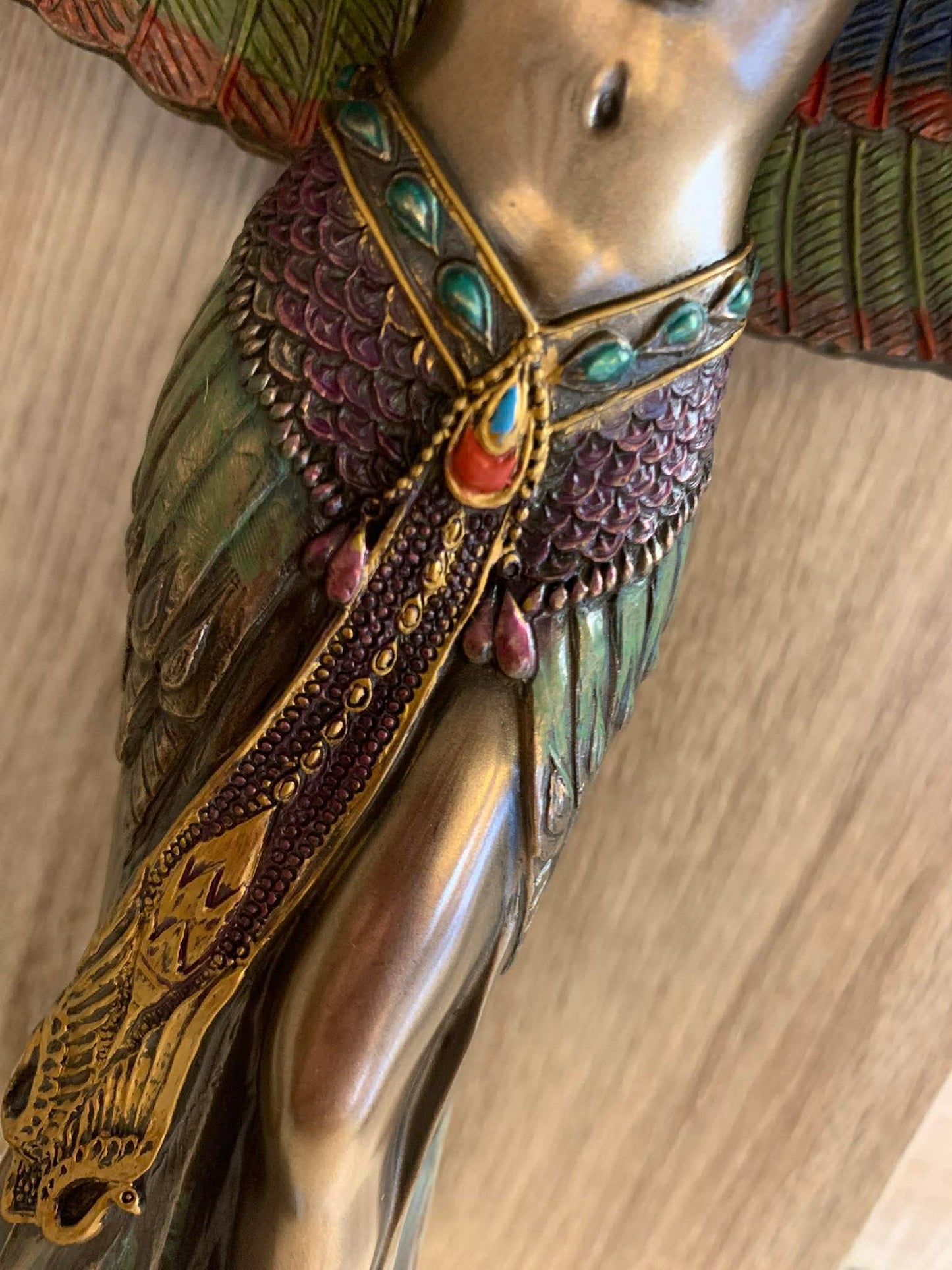 Statue d’Isis aspect bronze