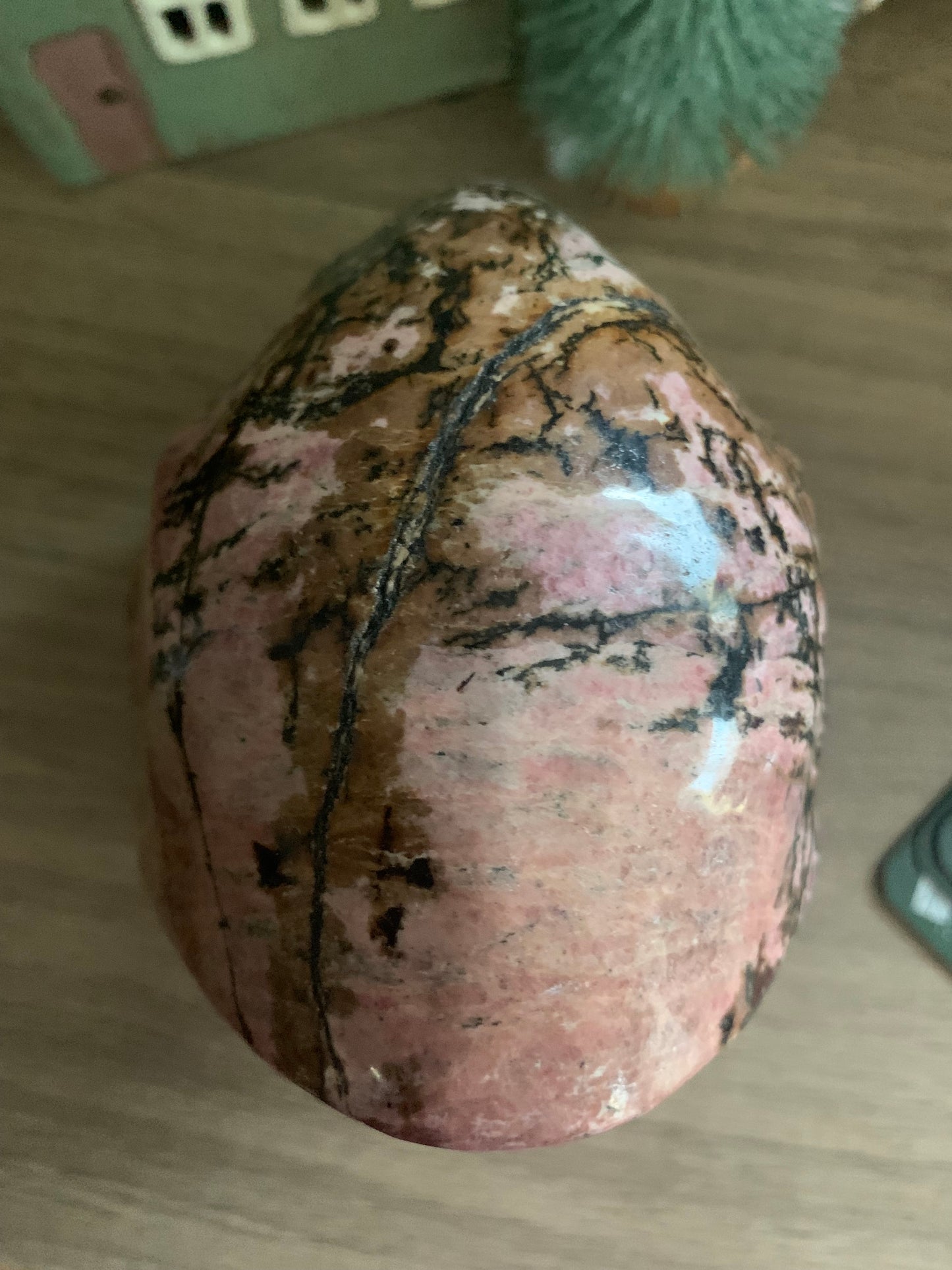 Crâne de cristal stellaire en rhodonite et jaspe rouge