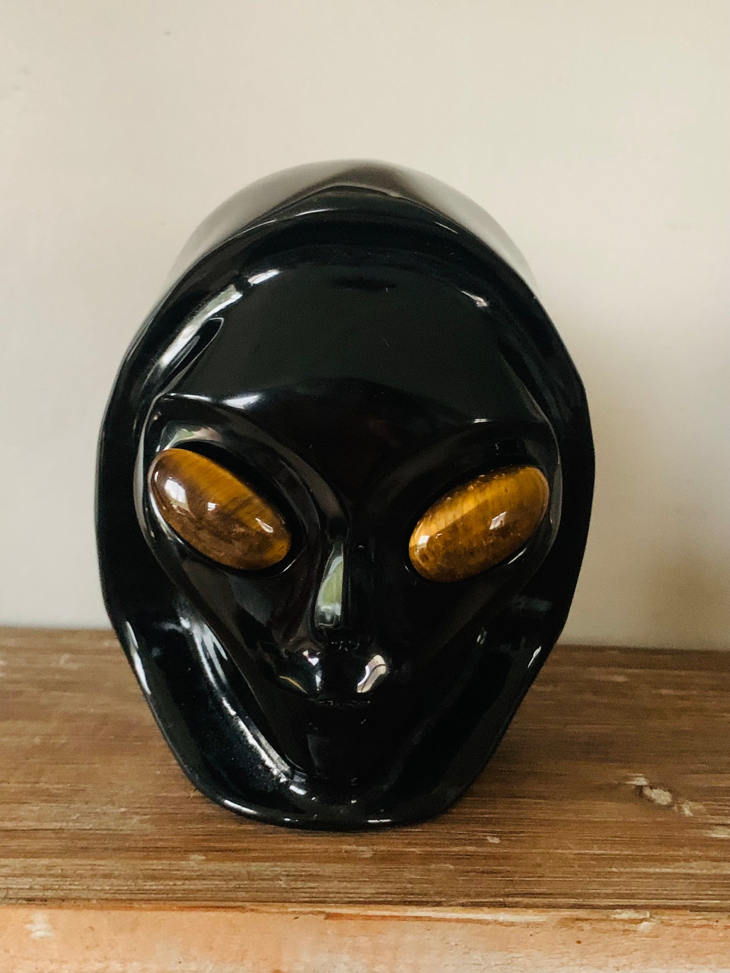Crâne de cristal stellaire en obsidienne noire et oeil de tigre