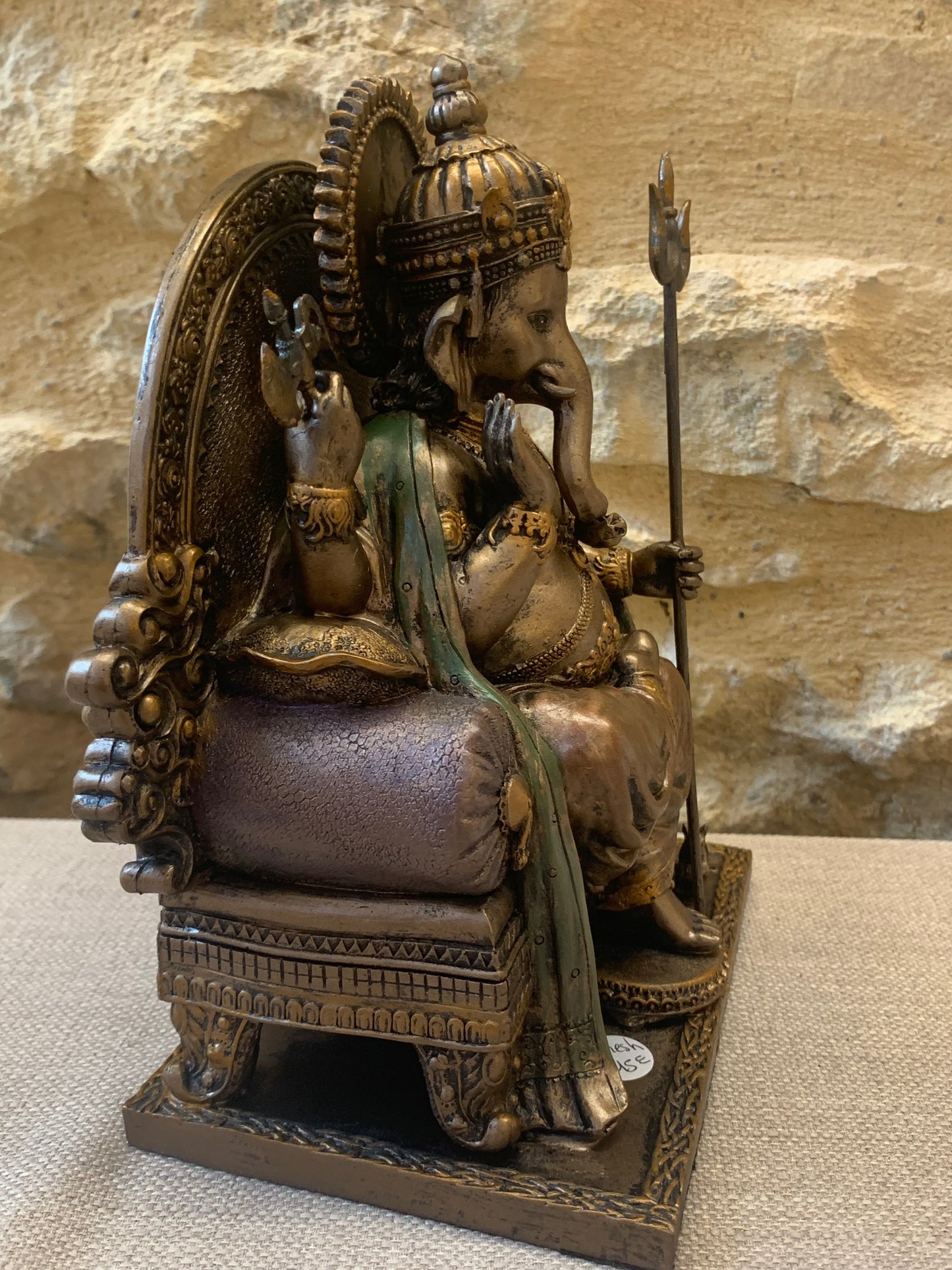 Statue de Ganesh sur trône
