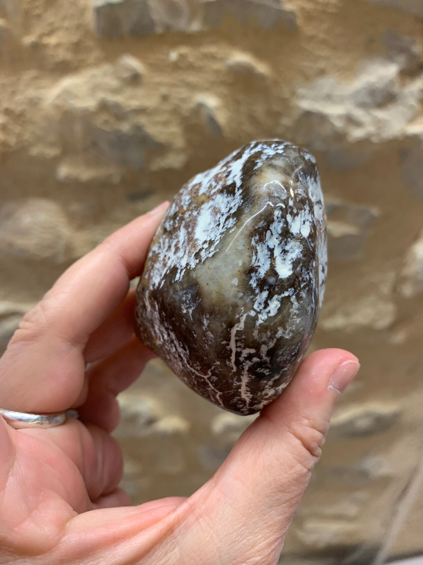 Duo crâne en calcédoine bleue et sorcière en terre cuite