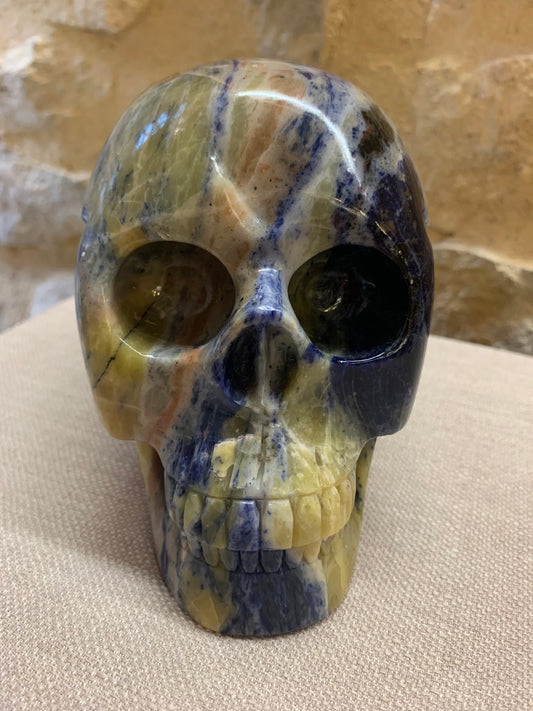 Crâne de cristal en sodalite jaune